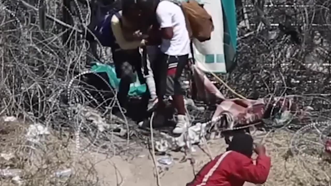 US Guards fire bullets at migrants attempting to cross from Mexico