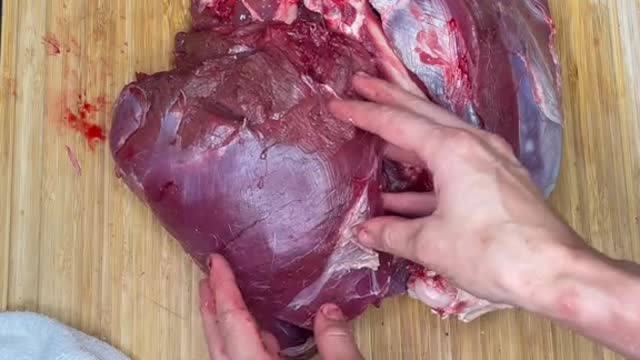 Butchering a deer hindquarter #venison #cooking #Recipe