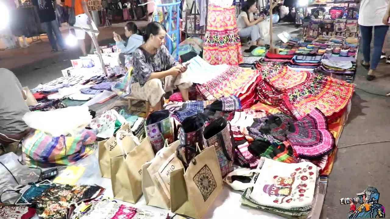 ทัวร์หลวงพระบาง ตลาดกลางคืน (Night Market at Luang Pra Bang)