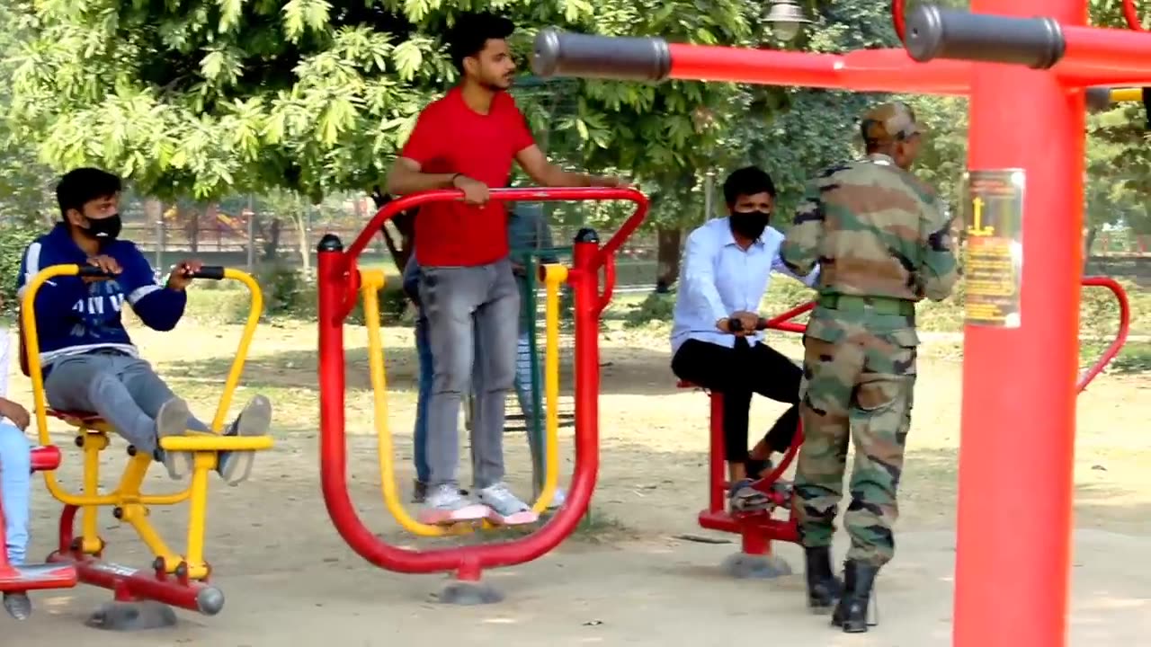 AN INJURED SOLDIER PEOPLE HELP OR NOT __ A SOCIAL EXPERIMENT __ ARMY PRANK IN INDIA Diary of vipin