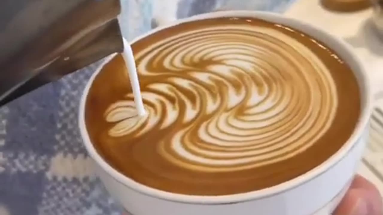 How to draw on coffee with milk