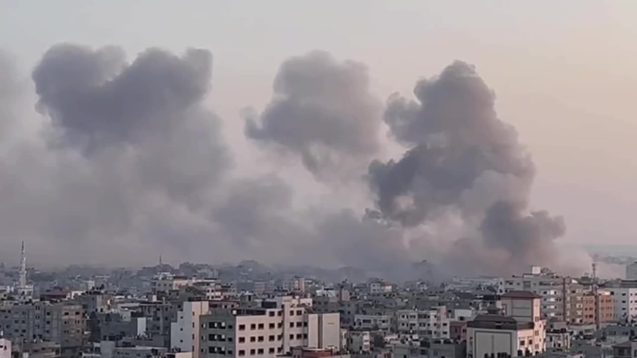 Heavy Israel airstrikes targeting the Azzaytoun neighborhood in Gaza 23.10.23