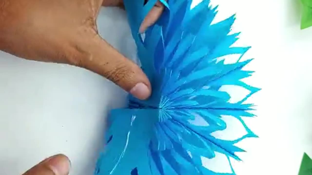 See how to make paper flowers