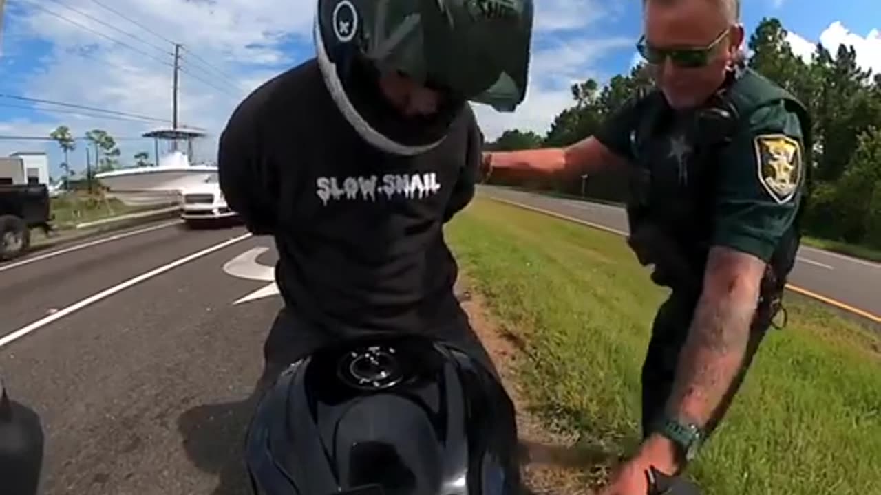 Cop handcuffed biker in the road 😱