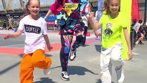 TEACHING SHUFFLE ⭐️ LITTLE GIRLS DANCING 😨🔥 20 000 000 is Coming !!