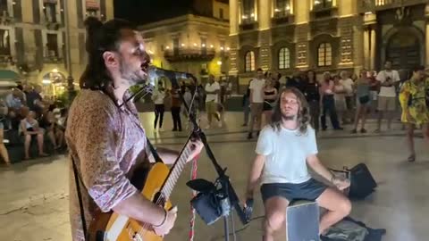 Folla immensa canta insieme ad artista di strada - "Che sarà" in una piazza siciliana