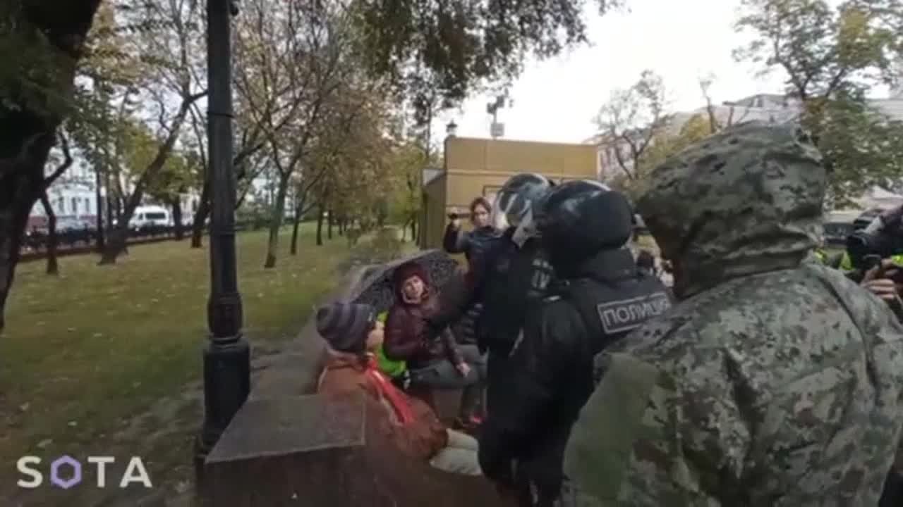 In Moscow, during the first hour of the anti-war action, the non-essential ones are caught up. The
