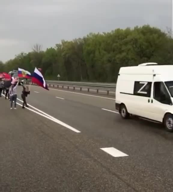 Ruský konvoj vyprovázejí všude po cestě na ukrajinskou frontu lidé s ruskými prapory