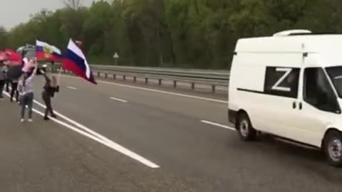 Ruský konvoj vyprovázejí všude po cestě na ukrajinskou frontu lidé s ruskými prapory