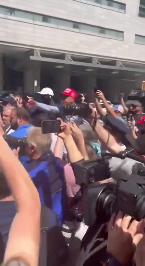 Robert DeNiro got absolutely DESTROYED by Trump supporters