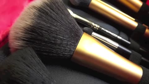 Suzi Bonaldi - My Travel Makeup Bag