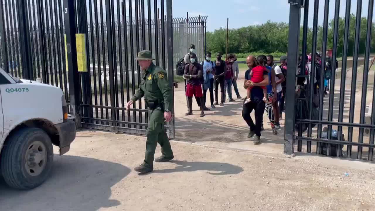 Migrants in Del Rio, TX Walk Across Border, Get Ride from ICE