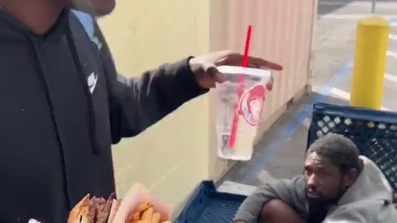 Youtuber makes video eating McDonald's in front of a person on the street and generates revolt