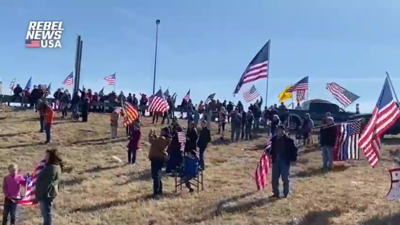 US freedom convoy on it's way to DC, lot's of support from locals