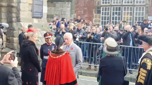 Homem é preso após jogar ovos na direção do rei Charles III | AFP