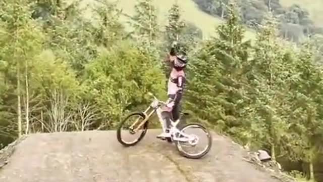 Extreme cycling! Do not imitate dangerous movements#mountainbikes #extremesports