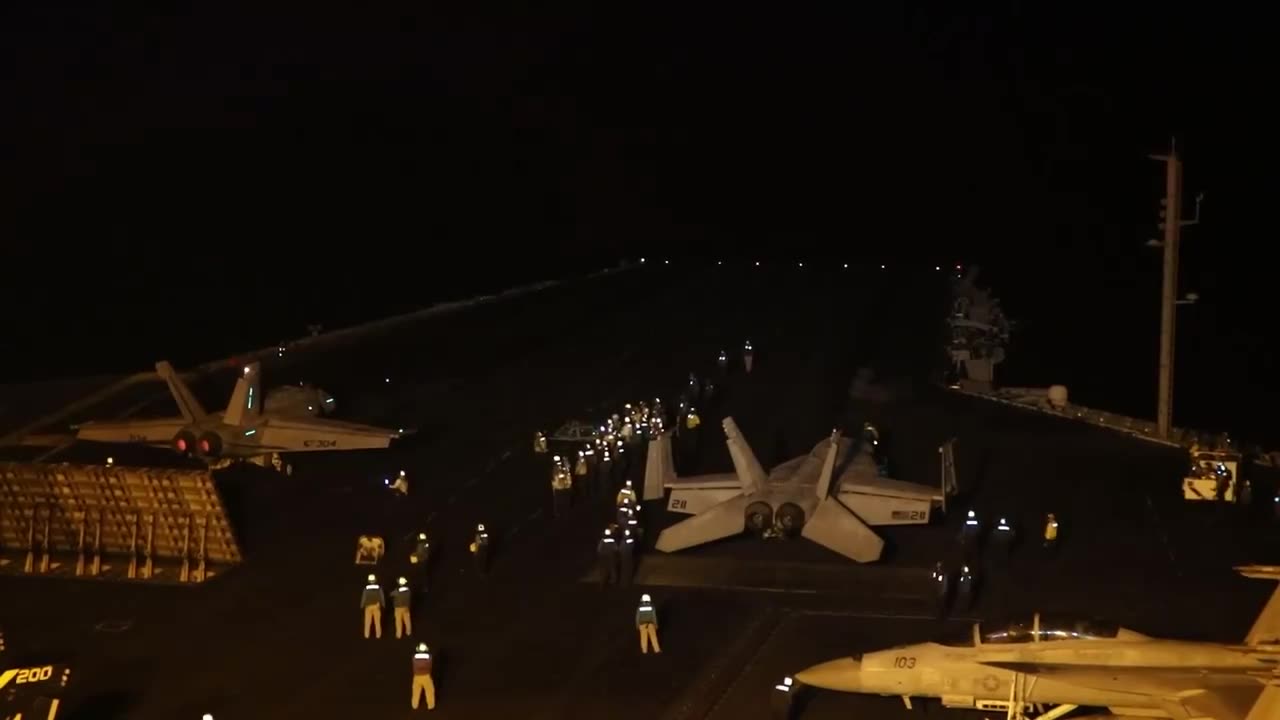 لحظة اقلاع طائرات العدوان الامريكي البريطاني من حاملات الطائرات في بحر العرب لقصف المدن اليمني.