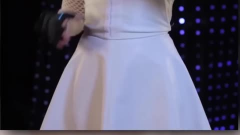 why does Ariana Grande use gloves #ariangrande #singer #tageperformer