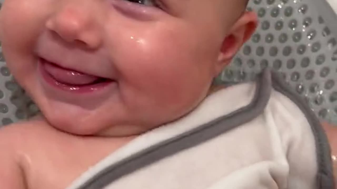 small baby laughing #laugging #comedy #funnny