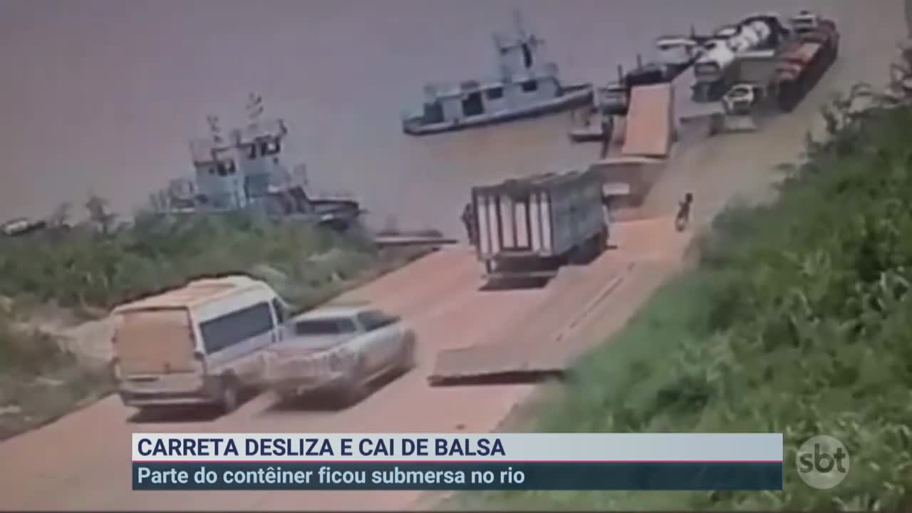 Carreta desliza de balsa e cai em rio no Amazonas | Primeiro Impacto