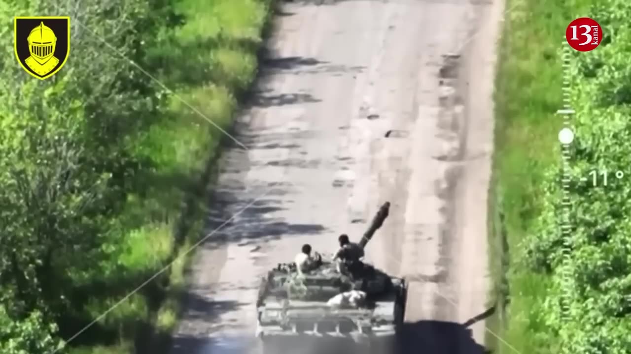 Footage of Ukrainian tanks advancing under Russian artillery fire near Bakhmut(720p)