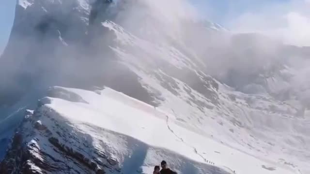 It's snowing hard