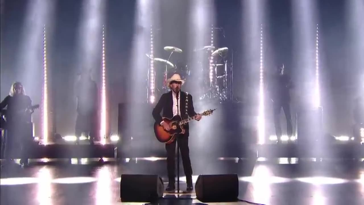 Toby Keith Performs 'Don’t Let the Old Man In' at the 2023 People's Choice C