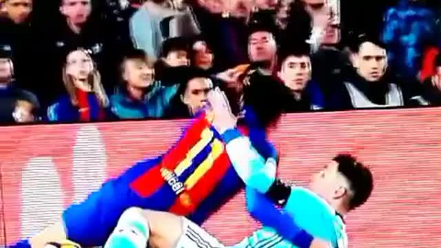 El penalti a Neymar que el árbitro no pitó. Toca el pie antes que la pelota.