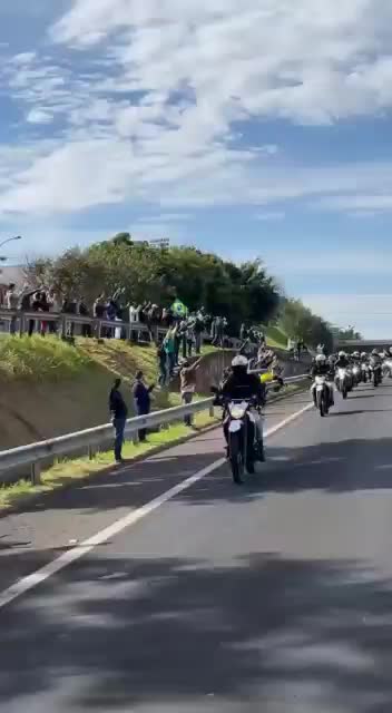Presidente anda de moto com o povo