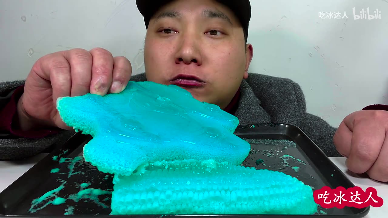 Eat a sky blue Christmas tree with corn foam ice and listen to a different chewy sound!