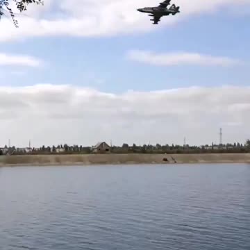 4 RU Su-25’s flying low