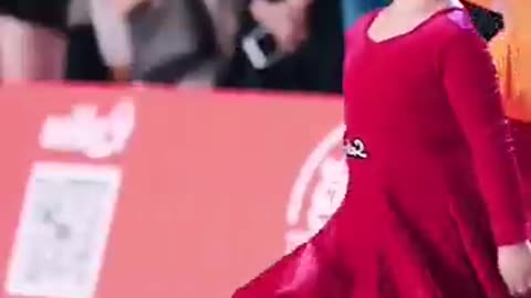 出场的瞬间_自信十足_气场这块小可爱拿捏地死死的_拉丁舞 _mini辣目洋子 _港龙舞蹈圈国标少年＃辣目洋子＃刘厶菡