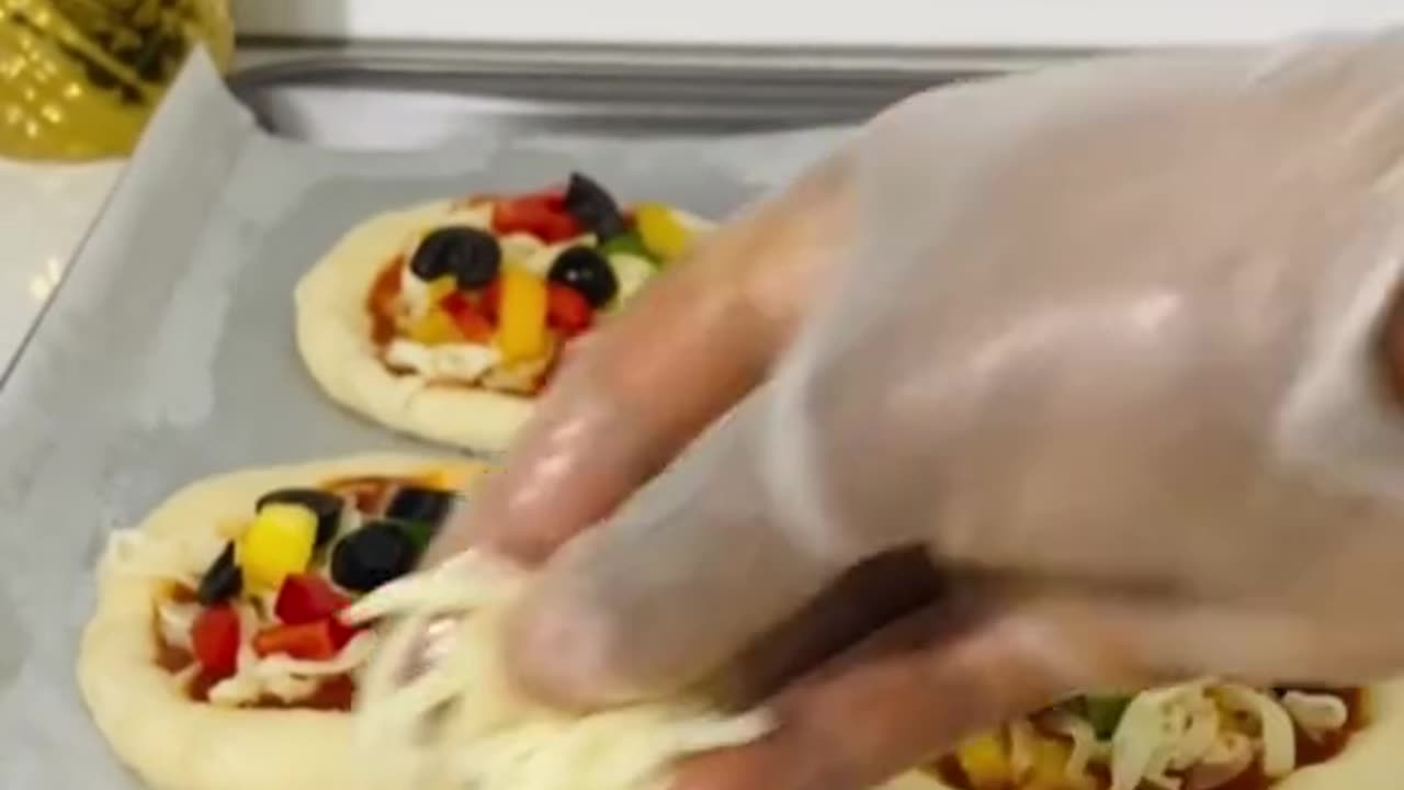 How to make delicious minni pizza's😋🍕