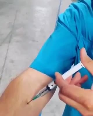 ESTA-ES-LA-VACUNA-QUE-SE-PONDRAN-LOS-POLITICOS....-AGUJA-RETRACTIL-y-liquido-magico-