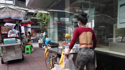 Eggs & Bananas! The Most Popular Rotti Lady in Bangkok - Thai Street Food