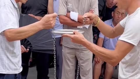 Mágica com argola e corrente