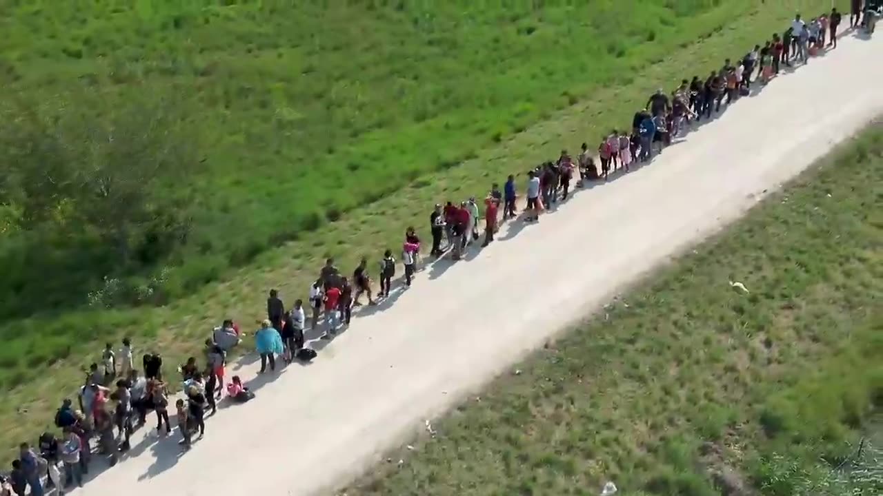 Stream of migrants enter Texas before Title 42 expiration