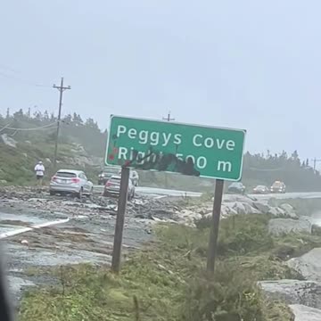 A fúria do furacão Lee envia ondas que jogam pedras na estrada, desafiando os motoristas