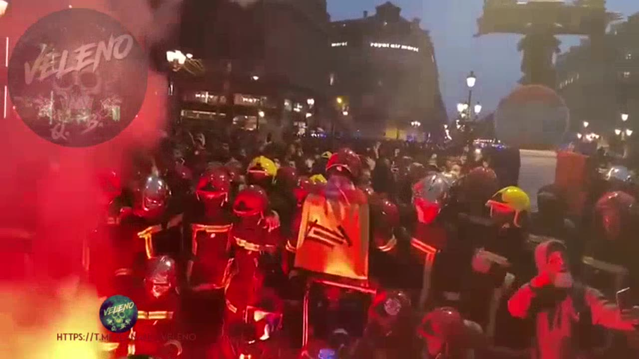 🇫🇷 BORDEAUX: I VIGILI DEL FUOCO SI SONO UNITI AI MANIFESTANTI, PRONTI A COMBATTERE CONTRO LA POLIZIA