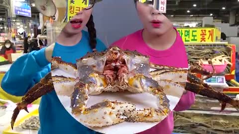 DONA and friend Giant King Crab Mukbang_Cut