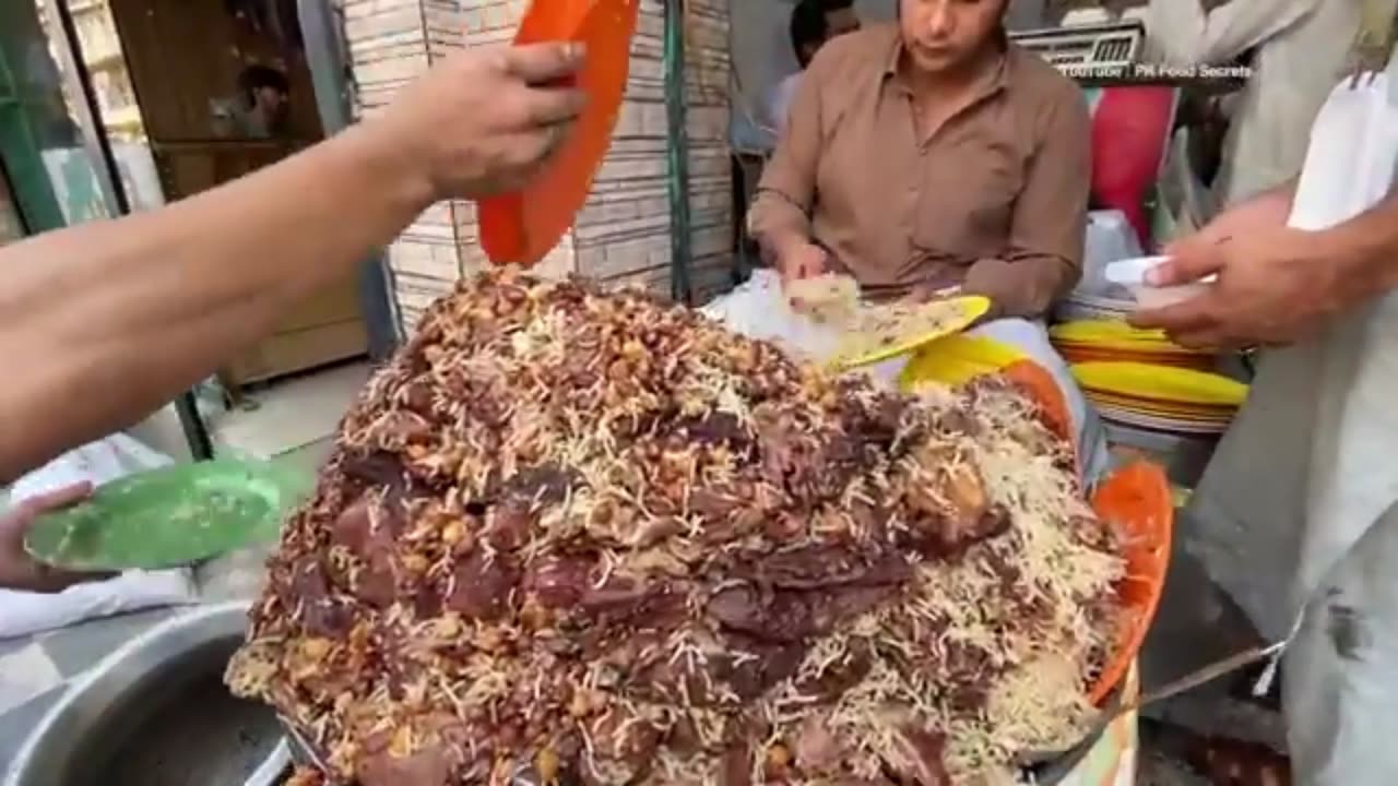 Is This the Craziest Street Food in Pakistan? You Have to See It to Believe It!