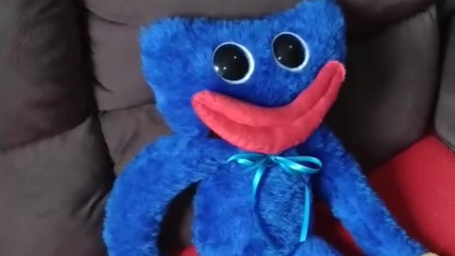 look at this huggy wuggy doll that follows with his eyes