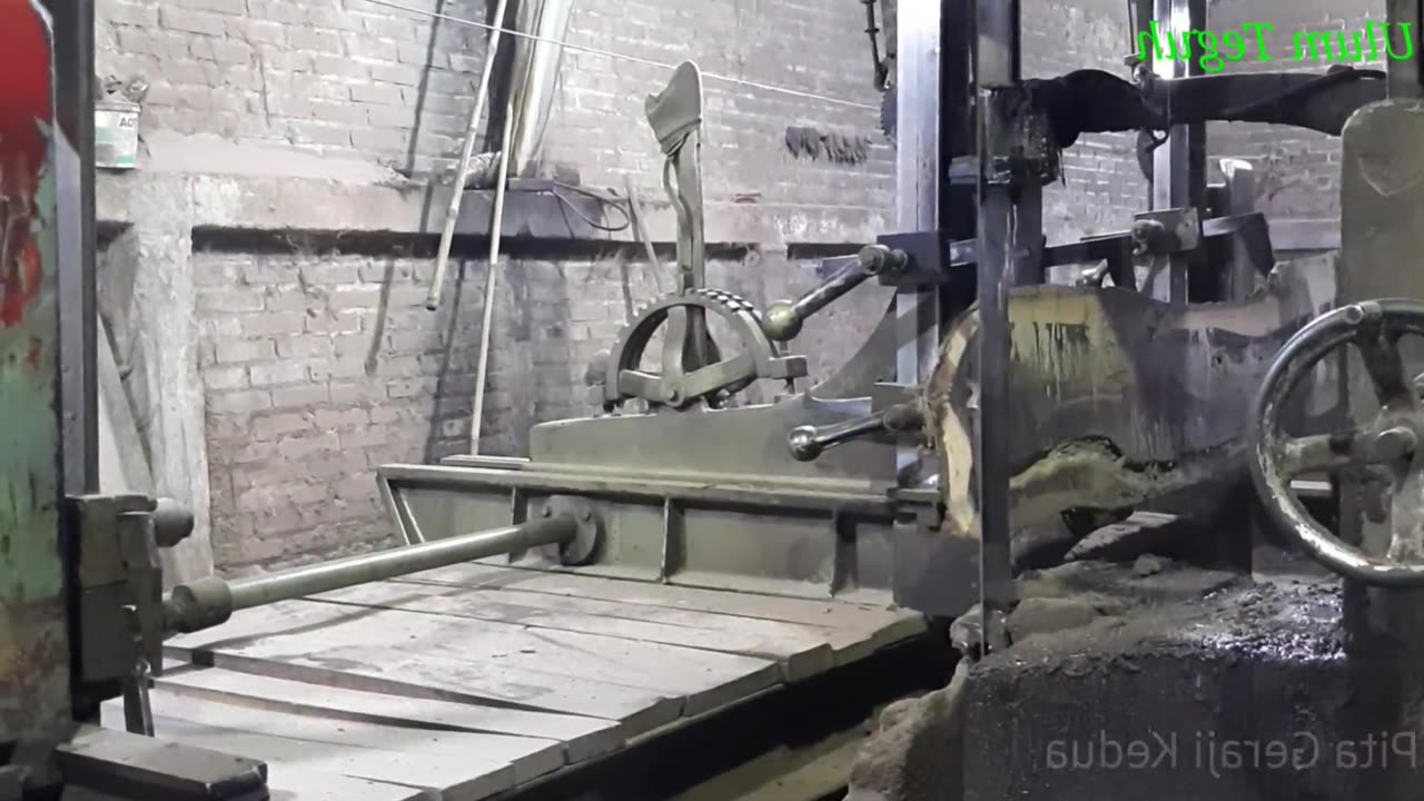 So old that it was as hard as iron, this sonokeling was rubbed several times there were sparks