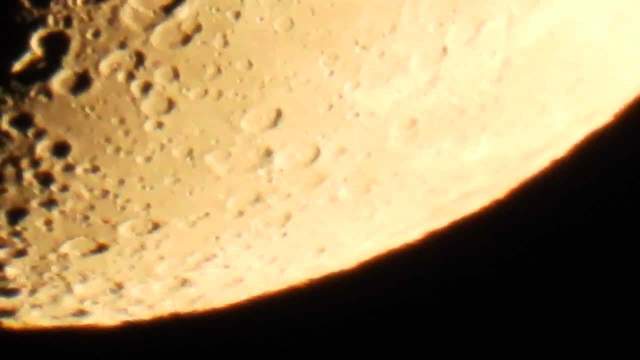 moon close up with p1000