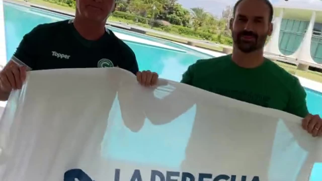 La Derecha Diario - 🇧🇷🇦🇷 _ Jair y Eduardo Bolsonaro firman la bandera de La Derecha Diario,