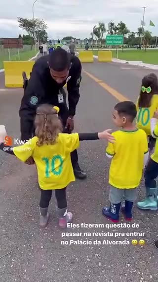 Criancas sendo revistadas pela policia