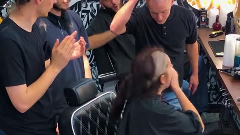 A girl shaved her hair to donate it : Barbers supported her