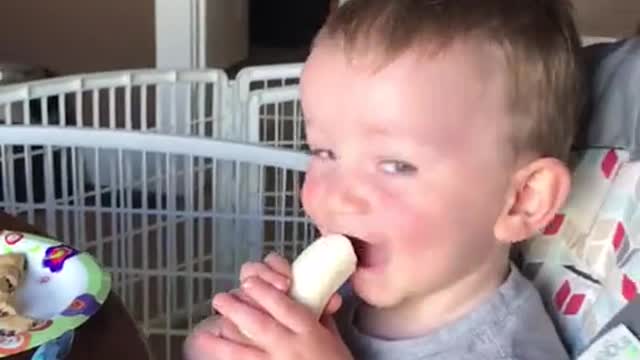 Bebé enloquece al probar una banana