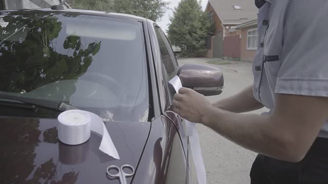 decorate the flowers on the hood of cars with ribbons for the wedding