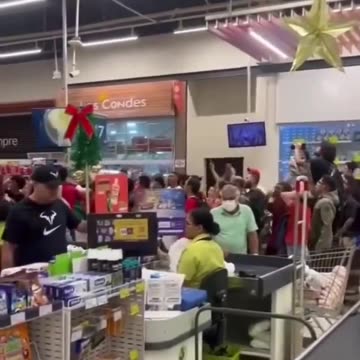 Militantes de esquerda ocupam lojas do Carrefour em todo o Brasil e exigem cestas básicas